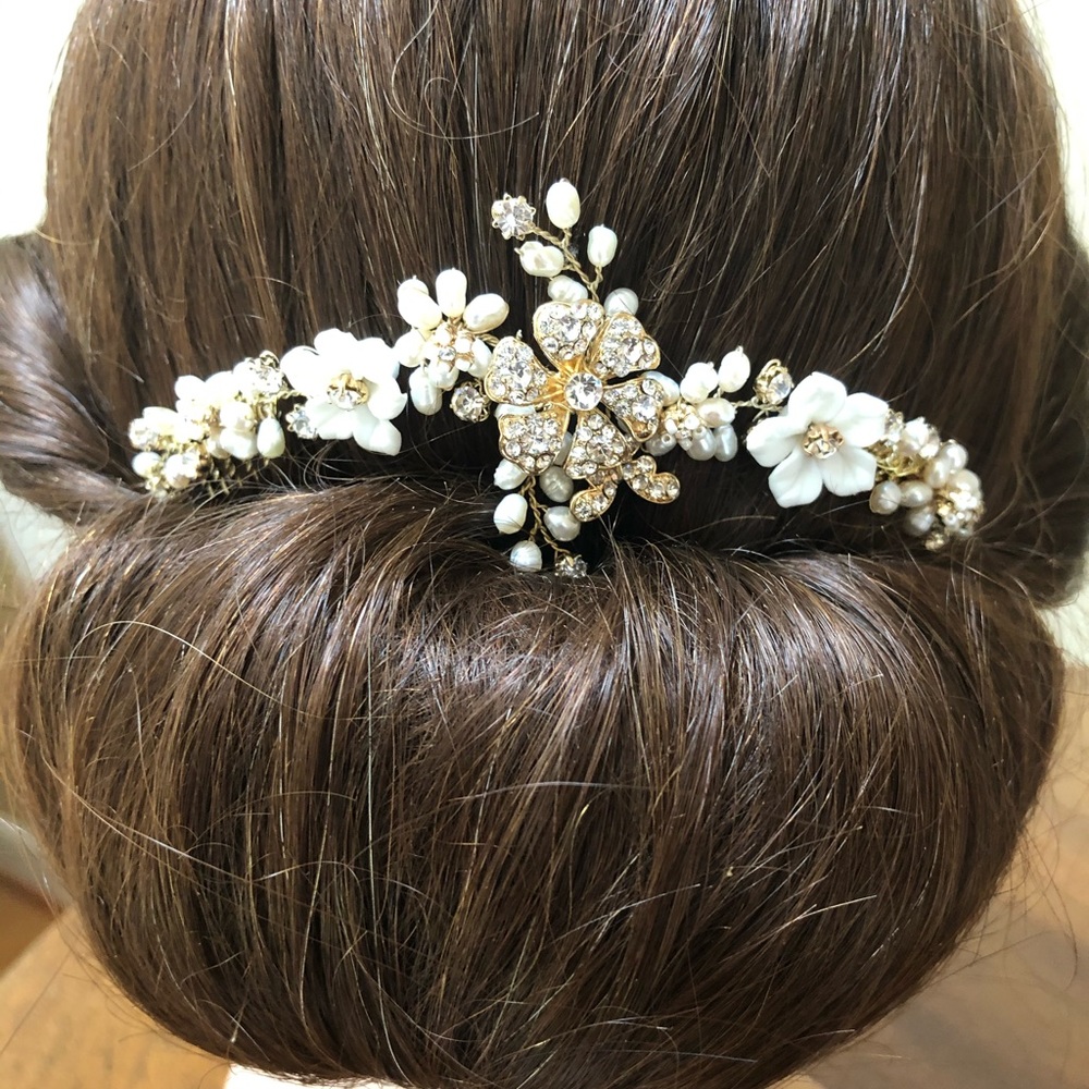 Ti Adora Floral & Pearl Hair Vine